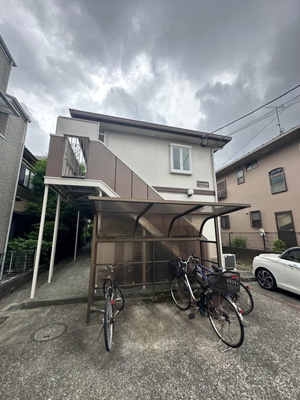 【その他共用部分】 | サンテラス高田 | 屋根付きの駐輪場があるので雨が降っても安心です☆自転車はちょっとした移動手段に便利ですよね！