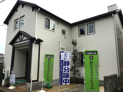 【外観】 | さいたま市見沼区堀崎町　ピーターラビット風デザイン新築分譲住宅全1棟 | 外観は落ち着いています。さいたま市見沼区で気になる物件があれば、ハウスドットコムのスタッフまでご連絡ください。内覧予約なども承っております。