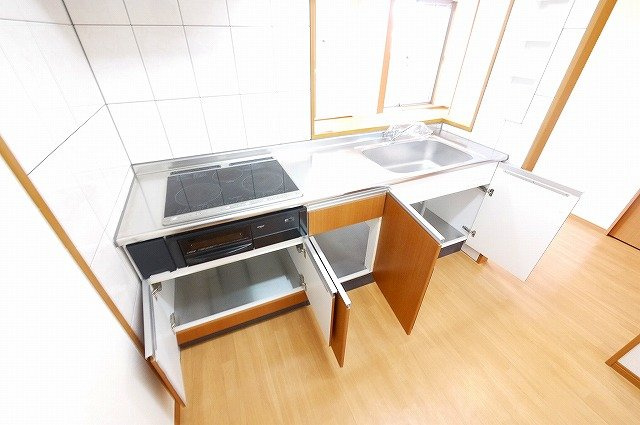 レーベン　ＡＺＵＫＩのキッチン|コンパクトなキッチンで掃除もラクラク