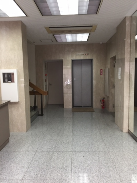 松浦ビルのエントランス