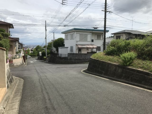 萩原台西３丁目　売地の前面道路含む現地写真