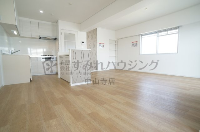 アウフヘーベン東宝塚の居間・リビング