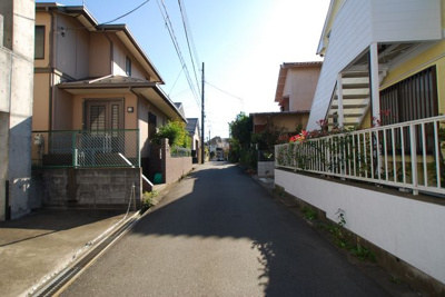 【前面道路含む現地写真】 | 東村山市青葉町２世帯住宅