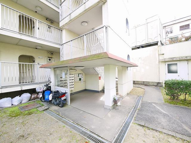 帝塚山ガーデンハイツ4号棟のエントランス