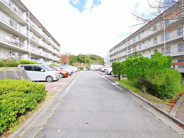 帝塚山ガーデンハイツ4号棟の駐車場
