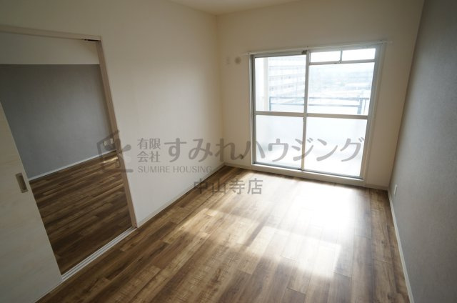 アウフヘーベン東宝塚の洋室|参考、同建物・反転間取りの号室