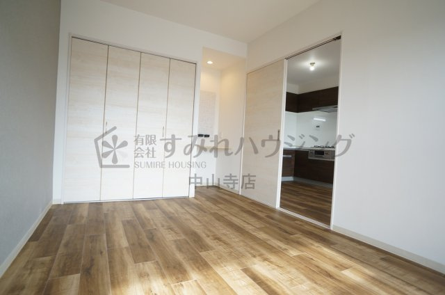 アウフヘーベン東宝塚の洋室|参考、同建物・反転間取りの号室