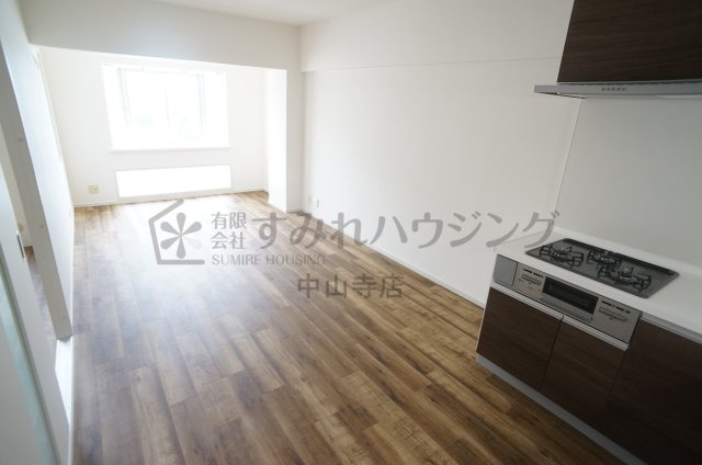アウフヘーベン東宝塚の居間・リビング