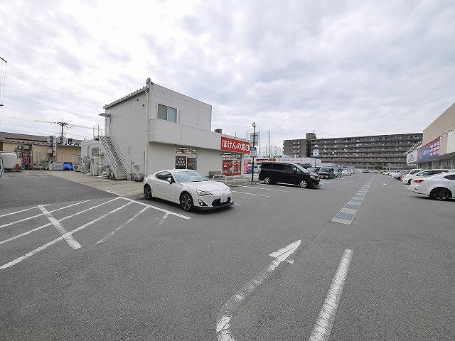 タウン筒井の駐車場