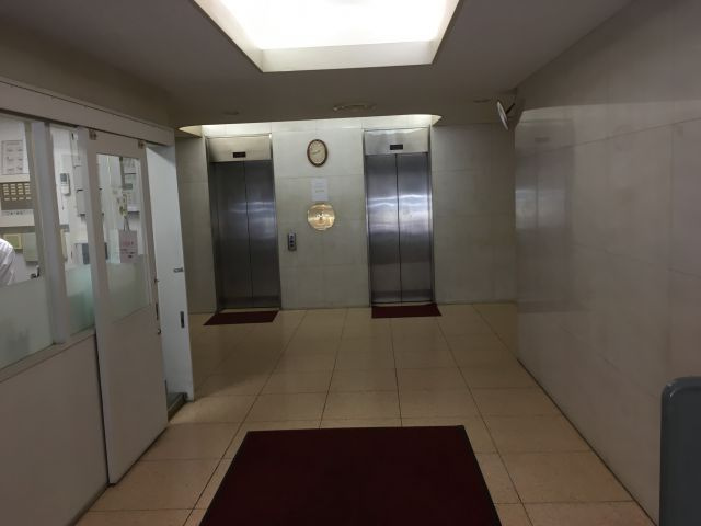 グランベル横浜ビルのエントランス