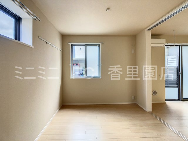ヴェステン香里の洋室|窓が２面ある洋室