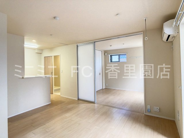 ヴェステン香里の居間・リビング|対面式システムキッチン完備しています