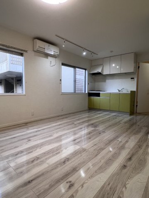 【居間・リビング】 | 小倉台カーサ・ベルデ | アクセントクロスとフローリングのコントラストが美しいＬＤＫ