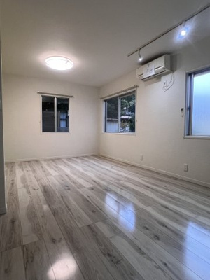 【居間・リビング】 | 小倉台カーサ・ベルデ | 窓が3か所あり明るく通風の良いＬＤＫです