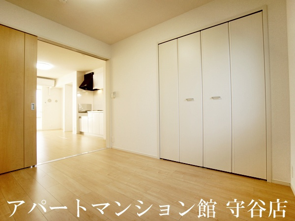 カラーリヴァー　H＆Aの寝室