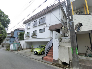 【外観】 | 閑静な住宅街に位置するマンションです。
月極駐車場も近くにあります。