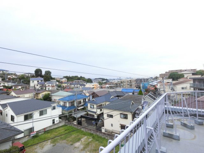 【展望】 | クラックス戸塚ヒルズ | 最上階につきルーフバルコニーからの開放的な眺望となっています。