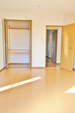 ロイヤルコート鷲巣五番館の洋室