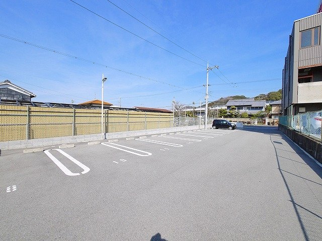 メゾンラフィーネ（外山）の駐車場|駐車場があるので、車を買う予定の方も安心です