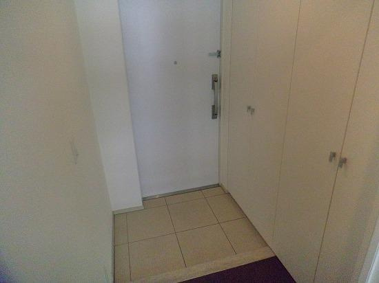 プライムメゾン鴨々川の玄関