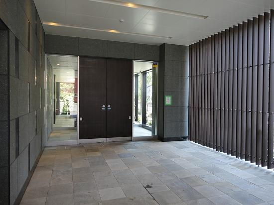 プライムメゾン鴨々川のエントランス