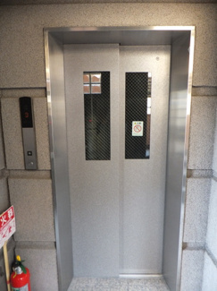 【その他共用部分】 | エレベーター付き！荷物の多い日や疲れた日でも、3階までラクラク上がれます☆
