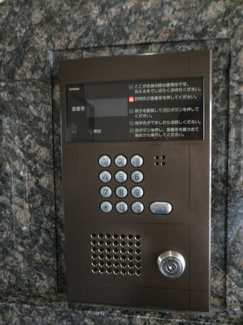 【エントランス】 | 共用エントランスは不審者の侵入を未然に防ぐオートロック付き！防犯対策充実しています◎