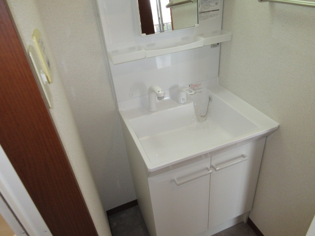 倉敷市老松町１丁目のアパートの独立洗面台|シャンプードレッサー
