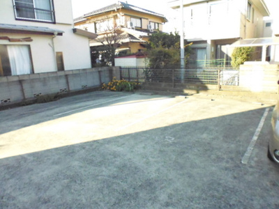 【駐車場】 | コニファー | いつでも目の届く敷地内に駐車場があります♪お車をお持ちのファミリーさんにオススメです☆
