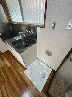 【展望】 | 玄関横にある室内洗濯機置き場です♪防水パンが付いているので万が一の漏水にも安心です！