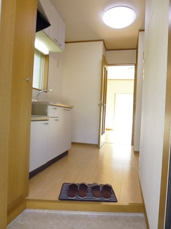 【展望】 | 玄関から室内への景観です！キッチンの奥に洋室8帖のお部屋があります♪