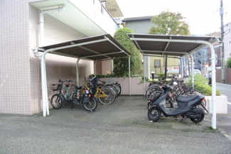 【その他共用部分】 | 屋根付きの駐輪場で雨が降っても安心♪※バイク置き場（有料/要確認）