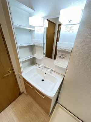 【洗面所】 | アンジェレ藤が丘 | 洗髪洗面化粧台で忙しい朝にも寝癖の付いた頭にも優しい☆お化粧するときにも大活躍です♪横には棚があるのでタオルや小物なども収納できます！