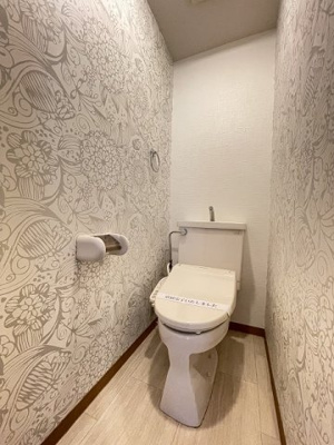 【トイレ】 | アンジェレ藤が丘 | トイレは温水洗浄便座付き♪人気のバストイレ別です♪横にはタオルを掛けられるハンガーもあります♪壁紙はオシャレなデザインクロス☆