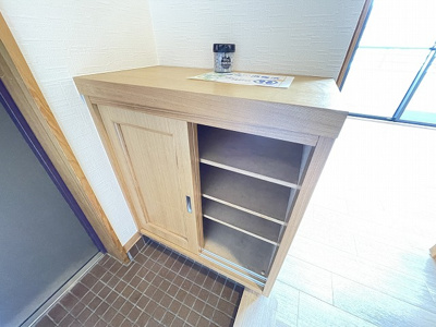 【玄関】 | アンジェレ藤が丘 | シューズボックス付きで玄関すっきり片付きます！上に写真やかわいい小物を置けるので、玄関を華やかに飾れますね♪