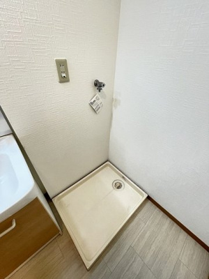 【設備】 | アンジェレ藤が丘 | 洗面所内、洗髪洗面化粧台横にある室内洗濯機置き場です♪防水パンが付いているので万が一の漏水にも安心です！