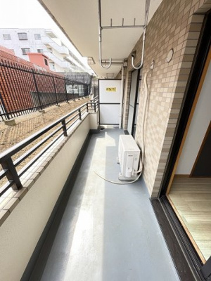 【バルコニー】 | アンジェレ藤が丘 | バルコニーは南東向きで陽当たり良好！晴れた日のお洗濯物は朝からよく乾きそう☆2部屋から出入りできるのでお洗濯物の出し入れに便利♪