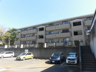 【駐車場】 | アンジェレ藤が丘 | いつでも目の届く敷地内に駐車場があります♪お車をお持ちのファミリーさんにオススメです☆