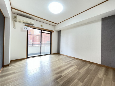 【居間・リビング】 | アンジェレ藤が丘 | 南東向きリビングダイニングキッチン11帖☆バルコニーに繋がるお部屋は陽当たり良好♪エアコン付きで1年中快適に過ごせますね☆