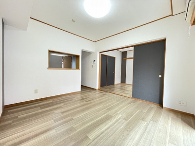 【居間・リビング】 | アンジェレ藤が丘 | 南東向きリビングダイニングキッチン11帖☆女性に人気なカウンターキッチンです！椅子とテーブルを囲んで家族団欒の時間を過ごせます☆