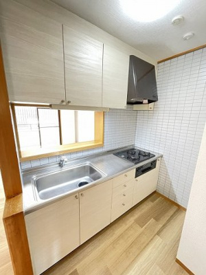 【キッチン】 | アンジェレ藤が丘 | グリル付き3口ガスコンロのシステムキッチンです☆場所を取るお鍋やお皿もたっぷり収納できてお料理がはかどります！