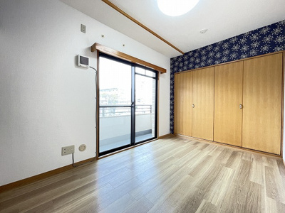 【洋室】 | アンジェレ藤が丘 | 洋室5.5帖☆玄関から入って左側、バルコニーに繋がるお部屋です♪子供部屋や書斎・寝室など多用途に使えそうなお部屋です♪