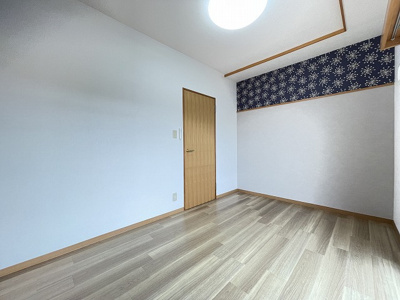 【寝室】 | アンジェレ藤が丘 | 洋室5.5帖☆クローゼットがあります♪お洋服がスッキリ収納できて、整理しやすくなりますね☆オシャレなアクセントクロスが魅力的です☆