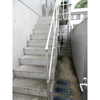 【その他共用部分】 | 階段には雨除けが付いています。