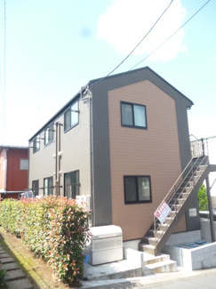 【外観】 | 小田急線「百合ヶ丘」駅より徒歩5分！便利な立地の2階建て築浅アパートです♪通勤通学はもちろん、お買い物やお出かけにもGood☆