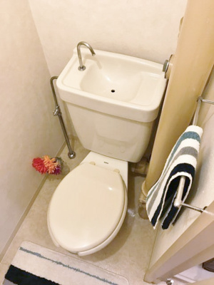 【トイレ】 | ヴィラ・オオニシ | 人気のバストイレ別！トイレが独立していると使いやすいですよね☆横にはタオルを掛けられるハンガーもあります♪