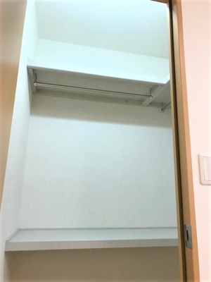 【収納】 | ヴィラ・オオニシ | 洋室7.1帖のお部屋にあるウォークインクローゼットです♪大切なお洋服もしわにならないようにハンガーがけができます☆