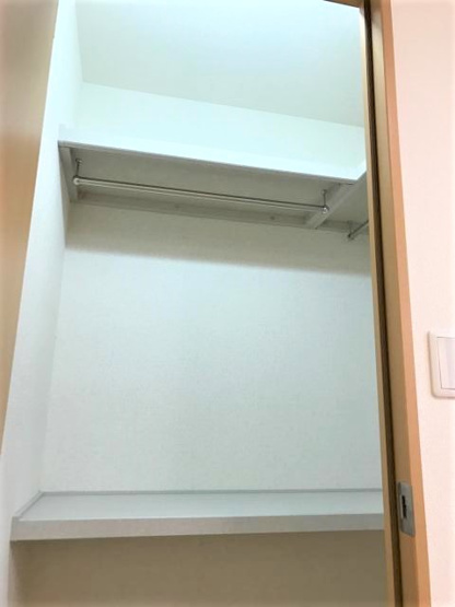 【収納】 | ヴィラ・オオニシ | 洋室7.1帖のお部屋にあるウォークインクローゼットです♪大切なお洋服もしわにならないようにハンガーがけができます☆