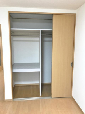 【収納】 | ヴィラ・オオニシ | 洋室6帖(間取図右下)のお部屋にあるクローゼットです♪お洋服だけではなくバッグなどの小物も収納できますね♪