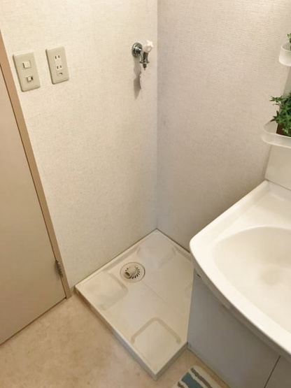 【設備】 | ヴィラ・オオニシ | 洗面所にある室内洗濯機置き場です♪防水パンがあるので万が一の漏水にも安心！室内に置けるので洗濯機が傷みにくいのが嬉しいですよね☆